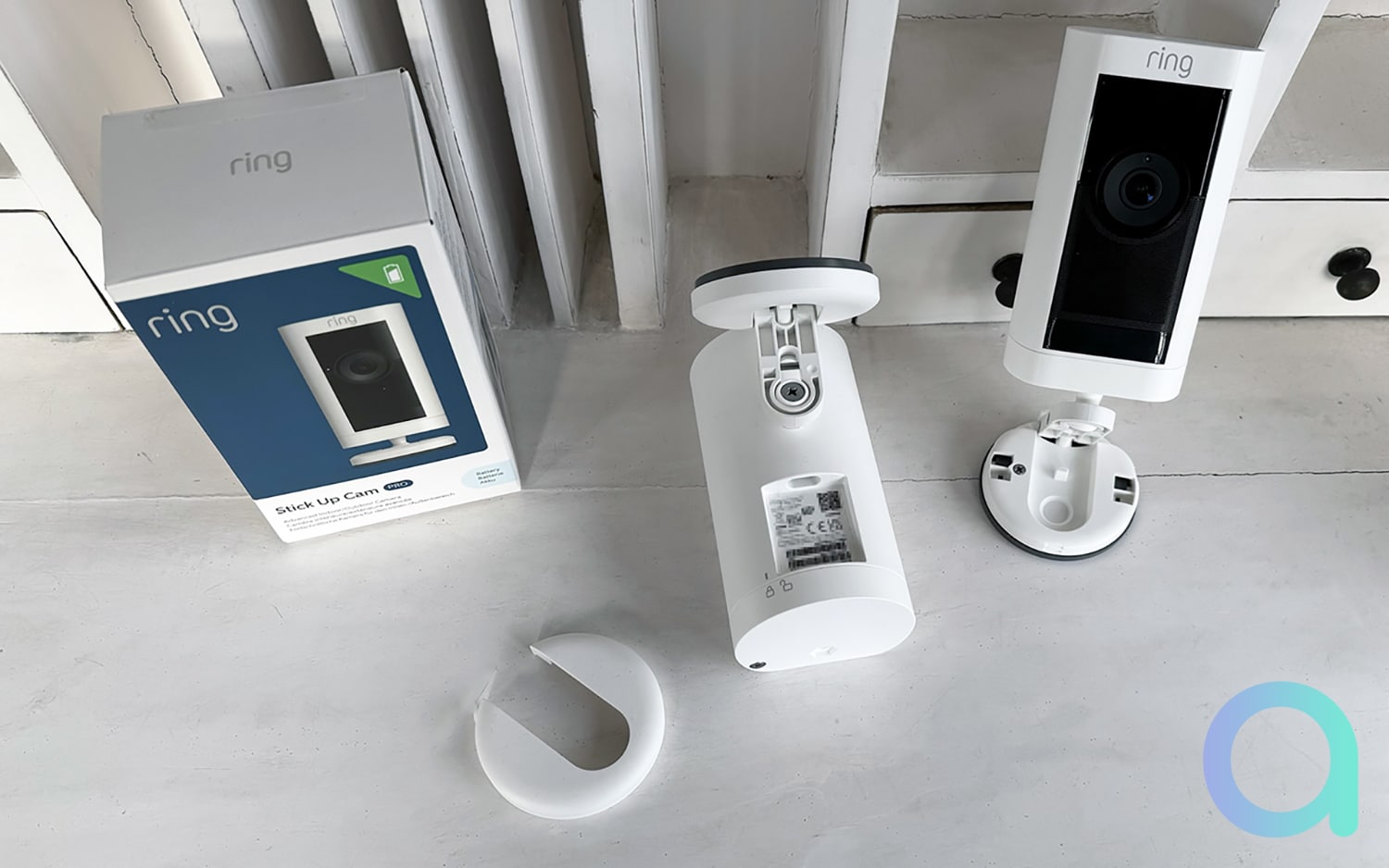 IMG_1832.HEIC_compressed La Ring Stick Up Cam Pro propose un double système de fixation très versatile